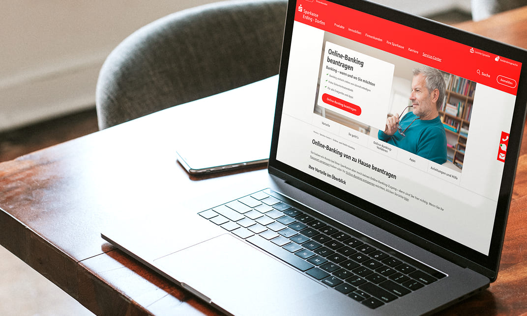 Laptop mit geöffneter Banking-Website auf einem Schreibtisch