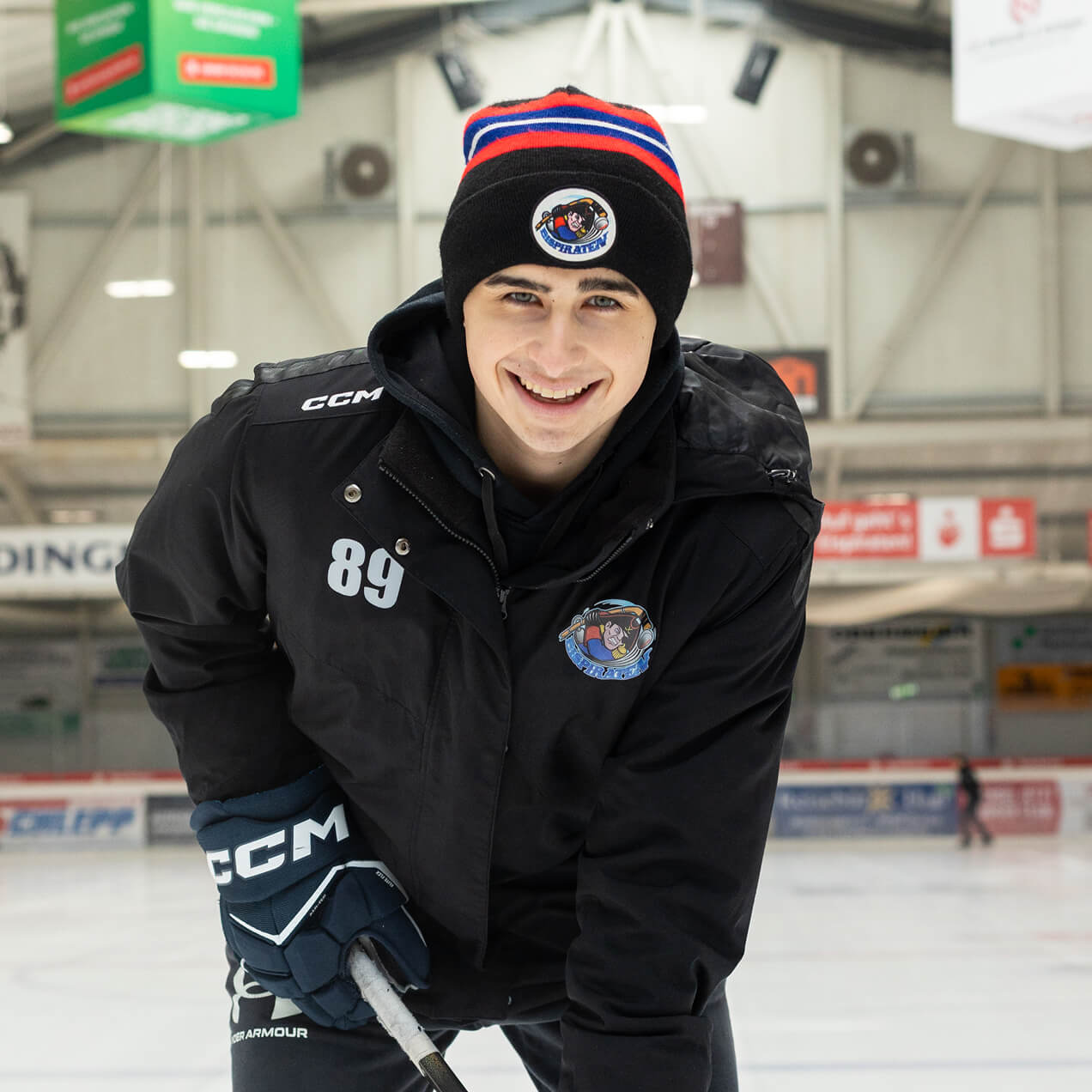 Junger Mann in Sportkleidung in einer Eishockeyhalle